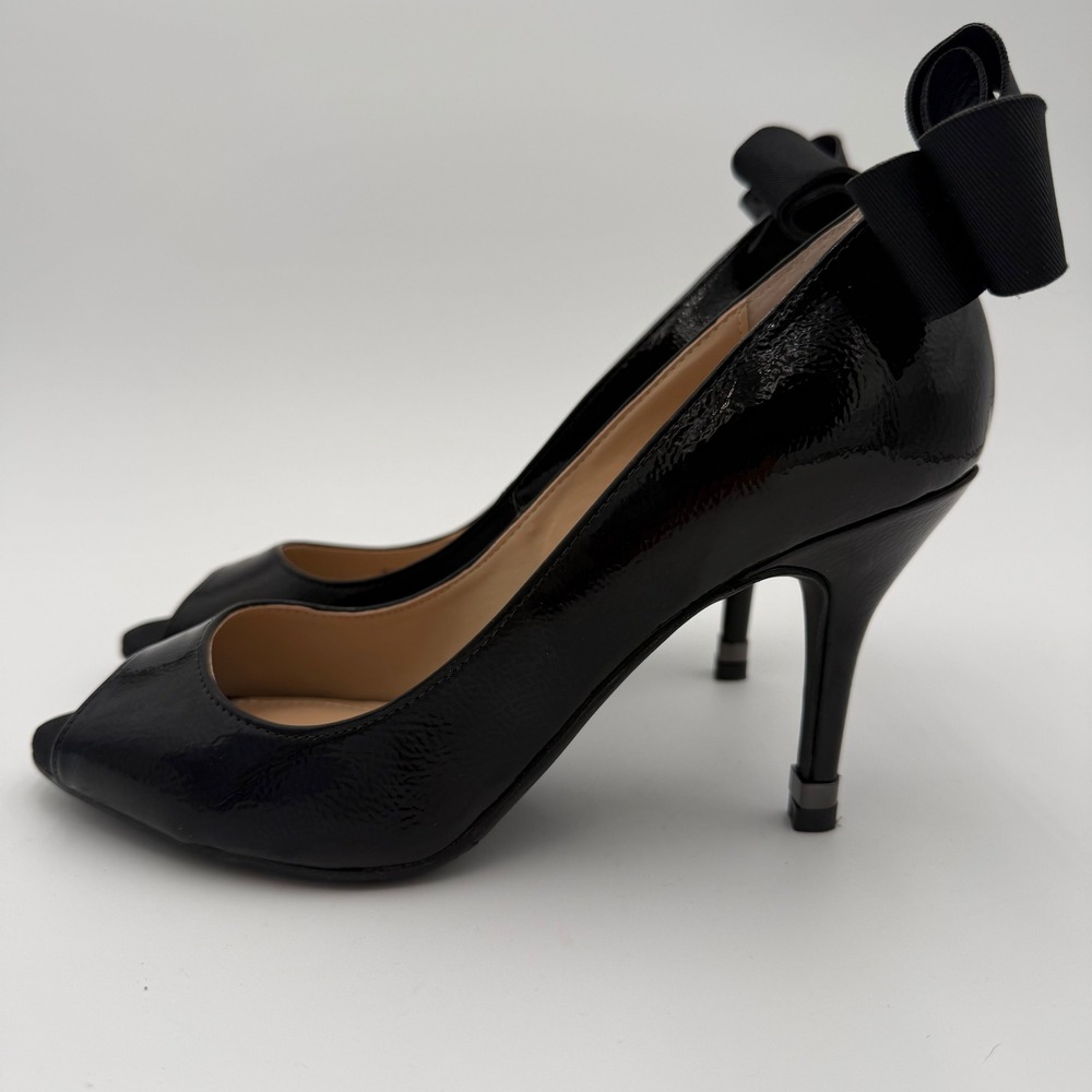 J. Renee Ellasee Black Crinkled Patent Peep Toe Bow Pumps Heels Sz 8 EUC